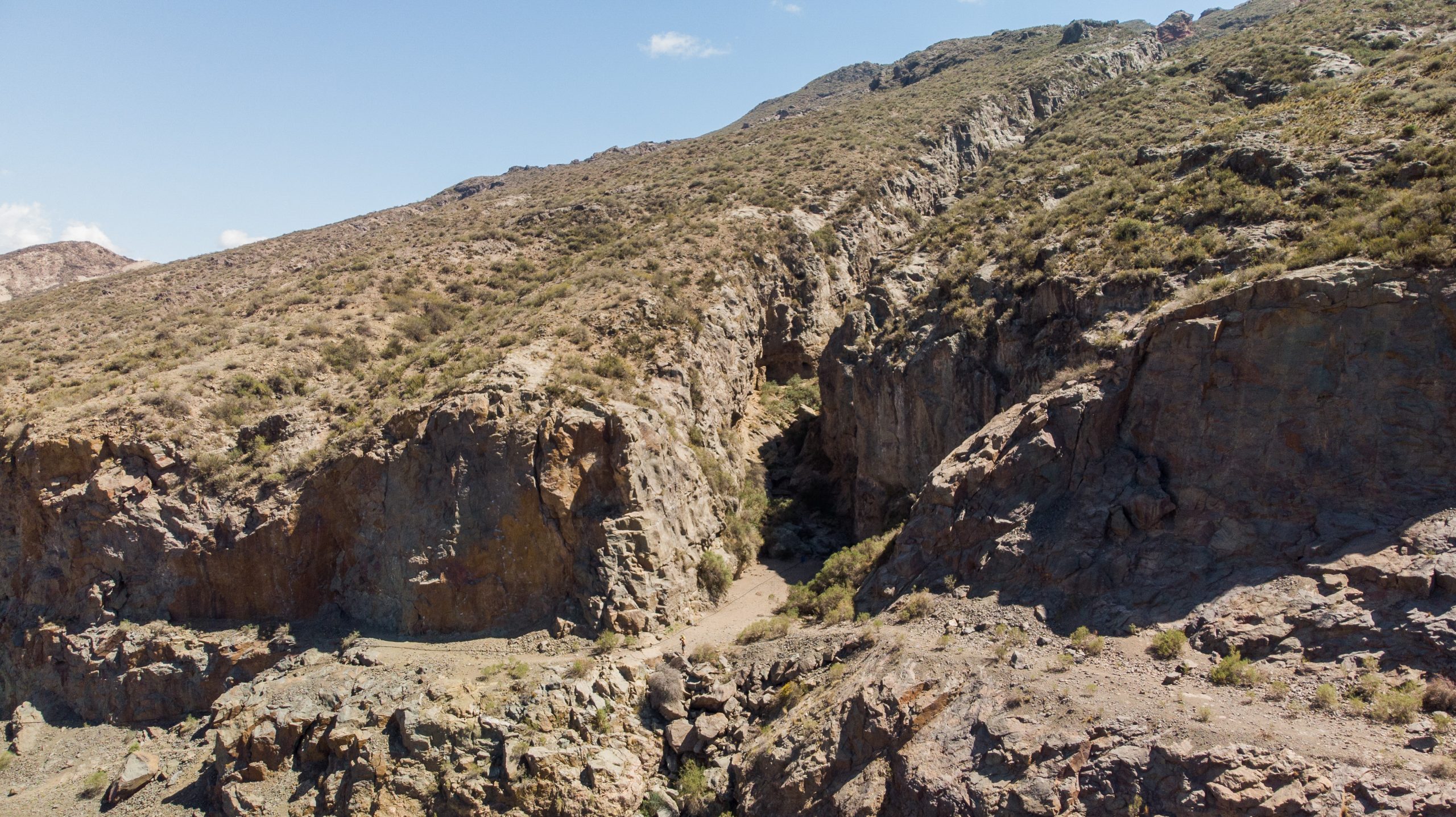 Pared de escalada deportiva en el sector Escarabajo, Mendoza